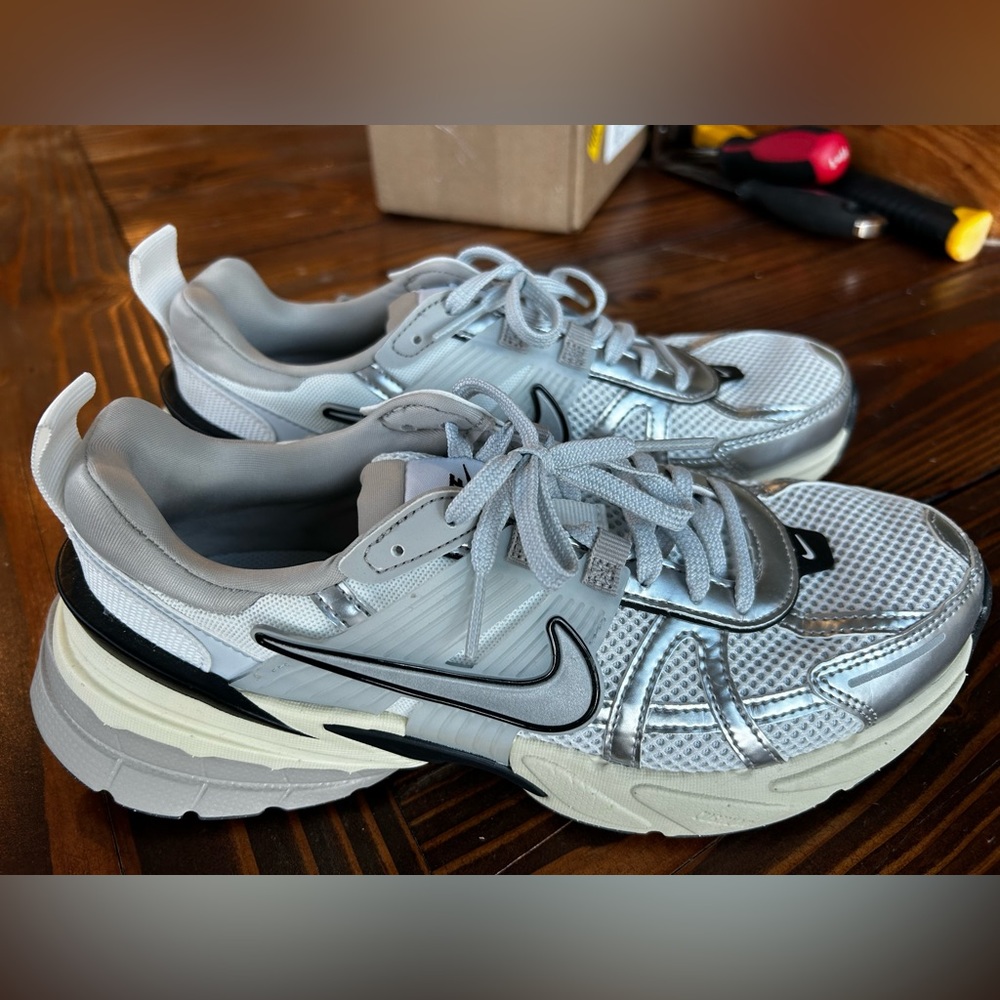 Nike v2k run size 8